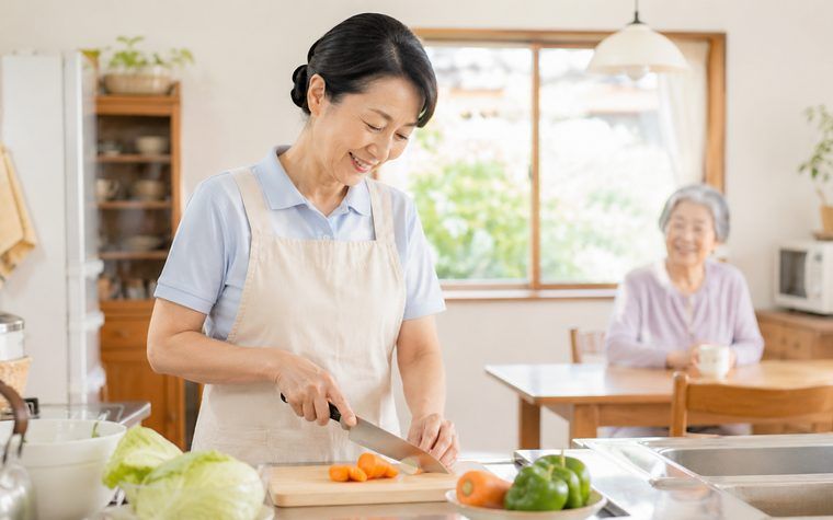 お台所での生活援助のようす（サンプル画像）